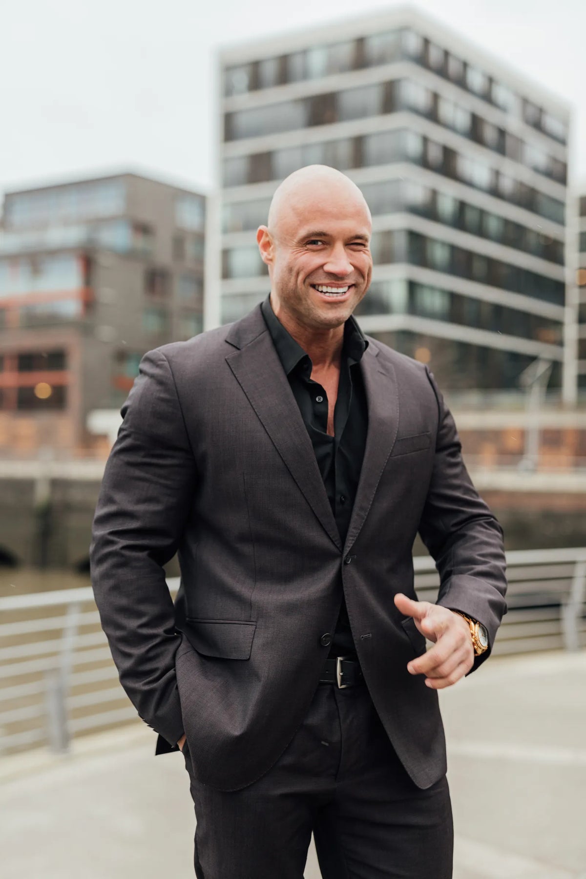 Daniel Wunderlich, Bodyformer, lachend im Anzug in der Hamburger HafenCity