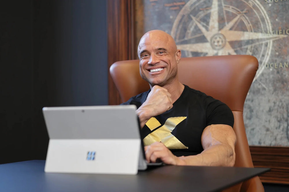 Daniel Wunderlich am Laptop in seinem Büro