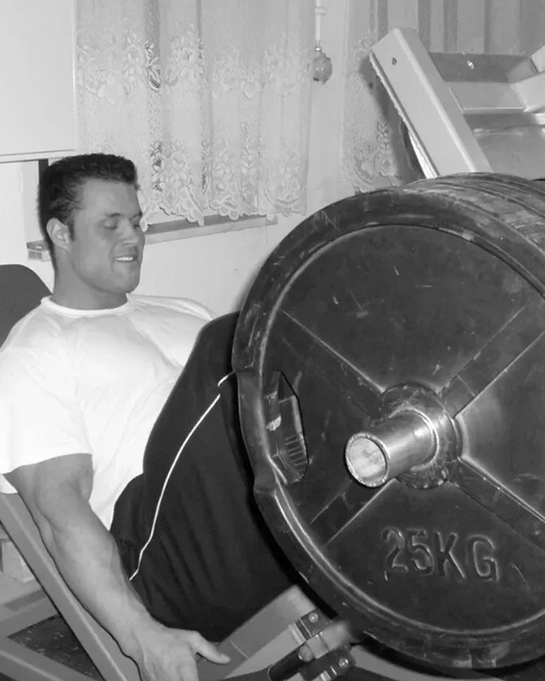 Der junge Daniel Wunderlich beim Training an der Beinpresse