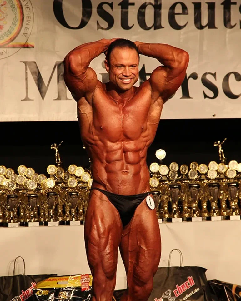Daniel Wunderlich auf der Bühne der Ostdeutschen Meisterschaft im Bodybuilding
