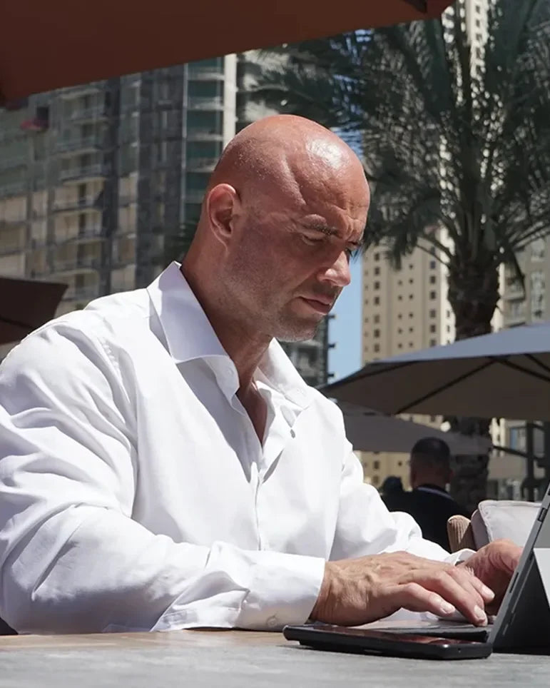 Daniel Wunderlich arbeitet am Laptop